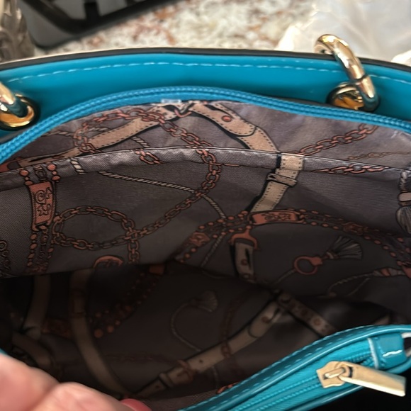 Adorable turquoise patent handbag with 2 compartments divided by zipper section. - Picture 5 of 7